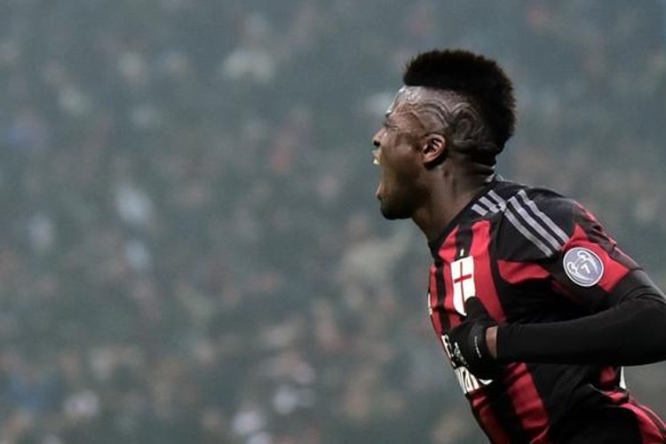 Striker AC Milan, Mbaye Niang, merayakan gol ke gawang Inter Milan pada ajang Serie A di Stadion San Siro, 31 Januari 2016.