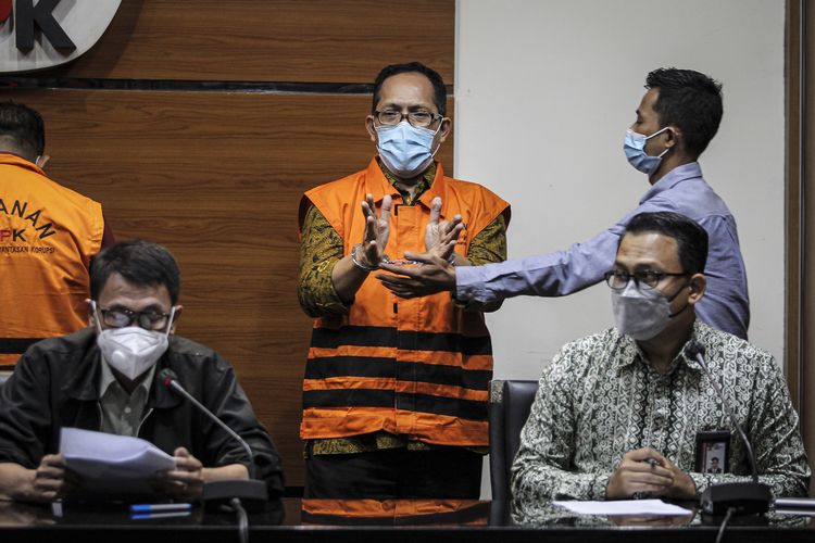 Hakim Pengadilan Negeri (PN) Surabaya Itong Isnaeni Hidayat (tengah) menyampaikan pembelaan saat berlangsungnya jumpa pers di gedung KPK, Jakarta, Kamis (20/1/2022). KPK menetapkan tiga orang tersangka dalam Operasi Tangkap Tangan (OTT) terkait dugaan tindak pidana korupsi berupa suap pengurusan perkara di PN Surabaya Jawa Timur. ANTARA FOTO/Dhemas Reviyanto/rwa.