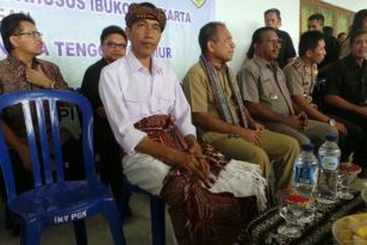 Gubernur Jakarta Joko Widodo saat mengunjungi desa peternak sapi di Ponain, Kabupaten Kupang, NTT, Selasa (29/4//2014).