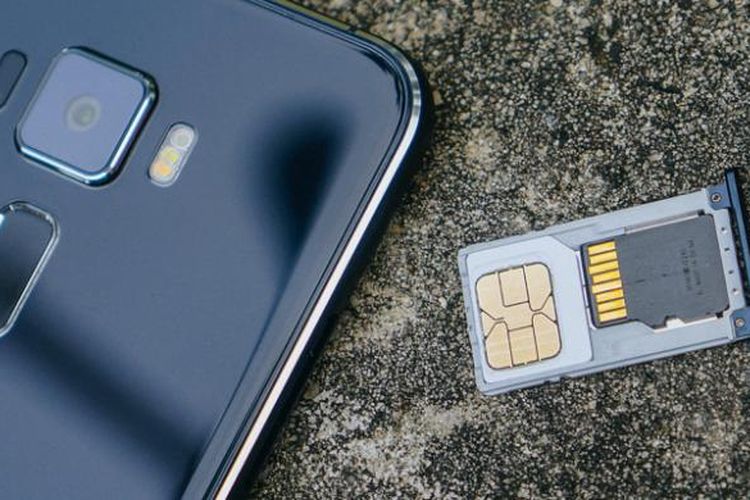 Tray kartu SIM ZenFone 3 ZE520KL. Slot SIM card kedua berbagi tempat dengan slot micro-SD card.