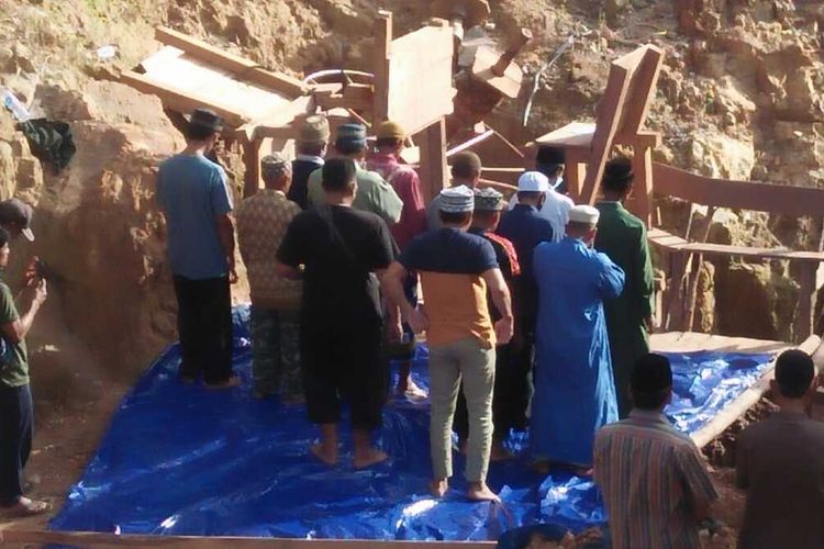 Upaya pencarian dua pekerja tambang timah di Kelapa Kampit Belitung Timur dihentikan, Rabu (30/6/2021). Warga kemudian shalat gaib di lokasi kejadian.