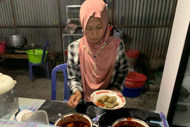 LEVEL PEDAS—Salah satu ciri khas pentol corah adalah sajian saos pedasnya. Nampak salah satu penjual mengambil saus pedes yang disesuaikan dengan selera pembelinya di pusat penjualan pentol corah di Jalan Purbajaya, Kelurahan Rejomulyo, Kecamatan Kartoharjo, Kota Madiun, Kamis (28/11/2024).