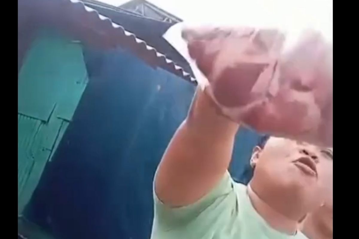 Ibu-ibu yang menunjukkan daging kurban yang diharuskan membayar sebesar Rp15.000, di Cikiwul, Bekasi.