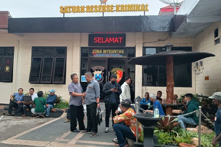 Tim Advokasi Tragedi Kanjuruhan dan beberapa anggota LPSK saat mendampingi keluarga korban Tragedi Kanjuruhan menjalani pemeriksaan sebagai saksi di Mapolres Malang, Senin (24/10/2022).