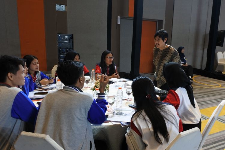 Margareta Astaman saat memberikan materi tentang critical writing untuk 62 orang penerima Djarum Beasiswa Plus angkatan 2019/2020, di acara Leadership Development batch IV, di Hotel Harris Gubeng, Surabaya, Senin (10/2/2020).