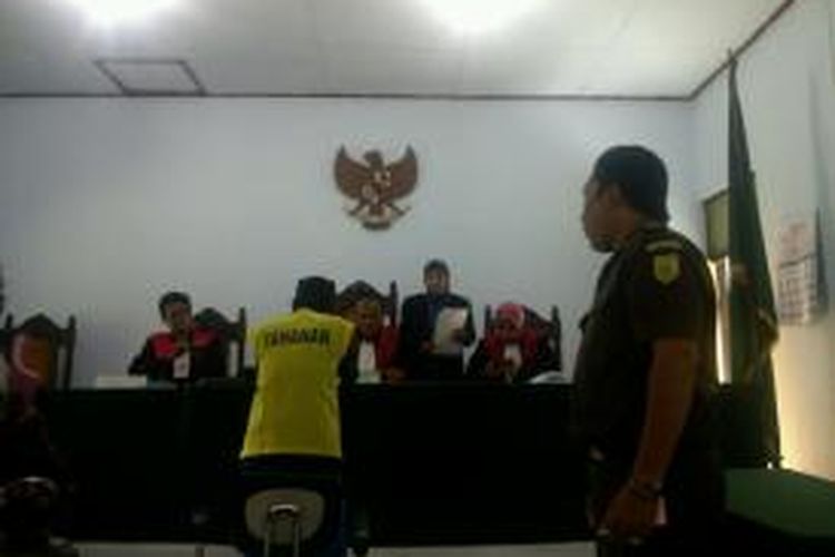 Sidang pencurian kayu jati oleh Nahrudin di PN Sumenep, Senin (18/11/2013).