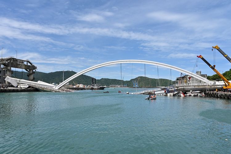 Kondisi jembatan di kota pelabuhan Suao di Yilan, timur laut Taiwan, yang runtuh pada Selasa (1/10/2019).