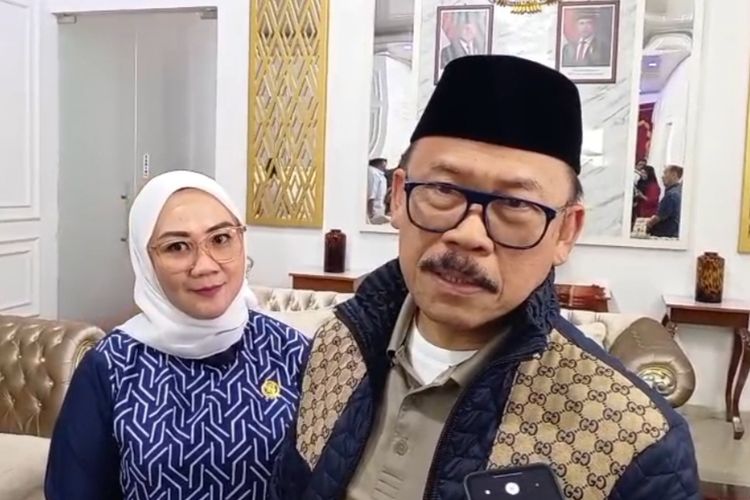 Gubernur Sulawesi Barat Suhardi Duka saat diwawancara wartawan di Rujab Bupati Mamuju, Sabtu (1/3/2025).
