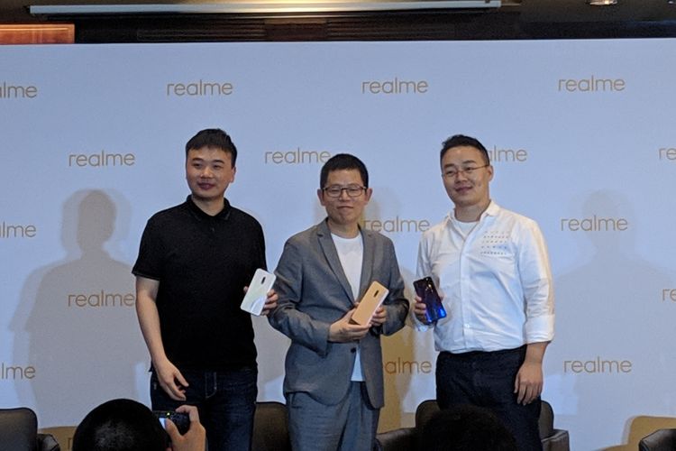 Ilustrasi tiga petinggi Realme di acara konferensi pers peluncuran Realme X di Beijing, China, Rabu (15/5/2019). Tampak pada gambar (ki-ka) Chief Product Officer Realme, Derek Wang; Chief Executive Officer Realme, Sky Li; dan Chief Marketing Officer Realme, Chase Xu;