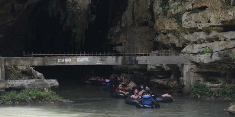 Wisatawan memasuki mulut obyek wisata Gua Pindul di Desa Bejiharjo, Karangmojo, Gunung Kidul, DI Yogyakarta, yang beberapa saat sebelumnya ditutup oleh pihak pemilik lahan di atas gua tersebut, Kamis (7/3/2013). Konflik antara pihak pemilik lahan dengan sejumlah kelompok pengelola obyek wisata tersebut terus berlangsung seiring terus mengalirnya kunjungan wisatawan ke tempat tersebut. 
