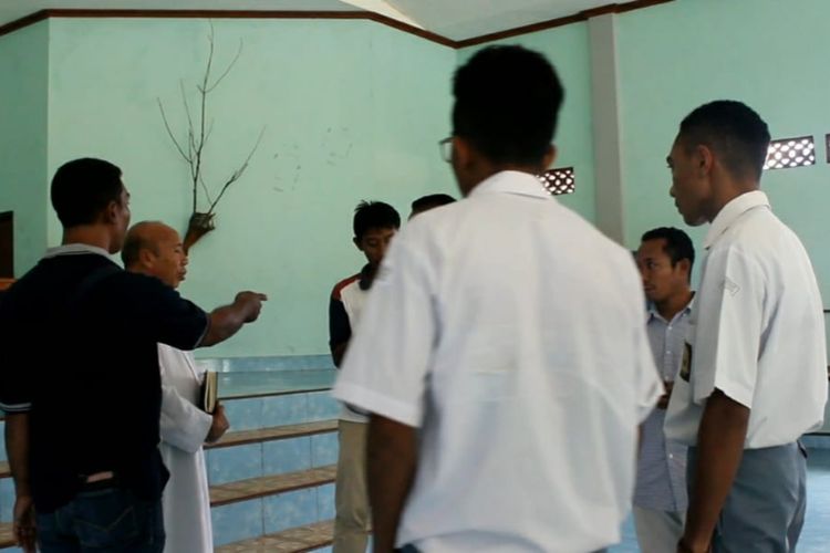 Foto : Suasana setelah rapat bersama antara pihak sekolah dan orangtua siswa di aula Seminari Bunda Segala Bangsa, Maumere, Kabupaten Sikka, NTT, Selasa (25/2/2020).