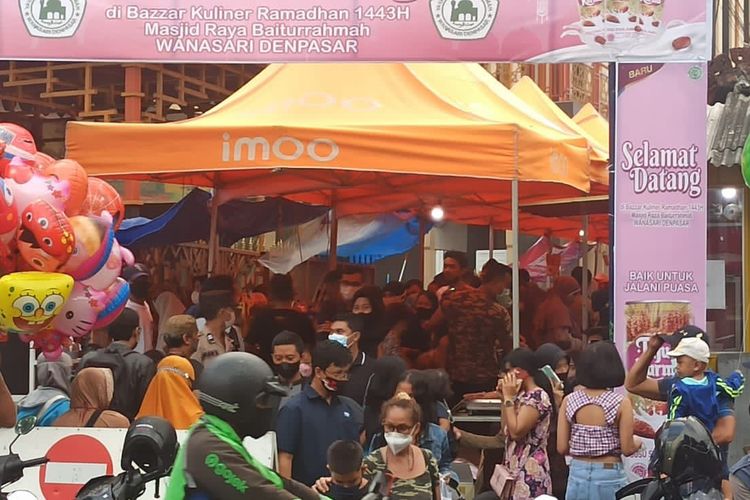Ket.Foto: Sejumlah warga tampak silih berganti  berdesak-desakan memasuki lokasi bazar takjil ramadhan di lorong jalan Masjid Raya Baiturrahmah, Dusun Wanasari, Desa Dauh Puri Kaja, Denpasar Utara, Bali, pada Selasa (5/4/2022).  Kompas.com/ Yohanes Valdi Seriang Ginta