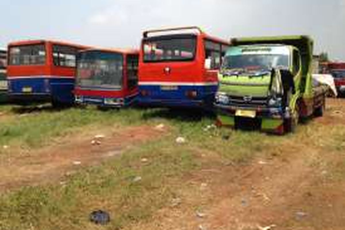 Tampak bus metromini yang masih berada di lapangan tempat penampungan kendaraan di pool Rawa Buaya, Jakarta Barat, Selasa (15/3/2016) siang. Kebanyakan bus metromini yang 