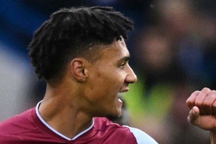 Striker Aston Villa, Ollie Watkins, saat berselebrasi usai mencetak gol ke gawang Chelsea dalam pekan ke-28 Liga Inggris 2022-2023 di Stamford Bridge pada Sabtu (1/4/2023). (Foto dari Justin Tallis/AFP).