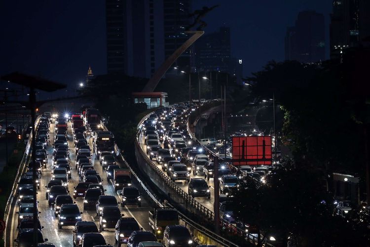 Suasana kendaraan terjebak macet di Jl. Gatot Subroto dan Tol Cawang-Grogol di Jakarta Selatan, Senin (8/6/2020). Pada hari pertama  orang masuk kantoran dan penerapan Pembatasan Sosial Berskala Besar (PSBB) transisi, lalu lintas di sejumlah jalan di DKI Jakarta terpantau padat hingga terjadi kemacetan.