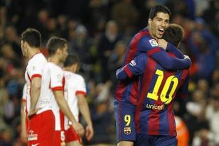 Penyerang Barcelona, Luis Suarez (kedua dari kanan) merayakan golnnya bersama Lionel Messi (kanan) seusai membobol gawang Almeria pada pertandingan lanjutan Primera Division, Rabu atau Kamis (9/4/2015) dini hari WIB. 
