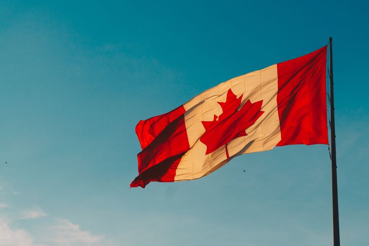 Sebulan sekali tentara Kanada akan menancapkan bendera Kanada di Pulau Hans.