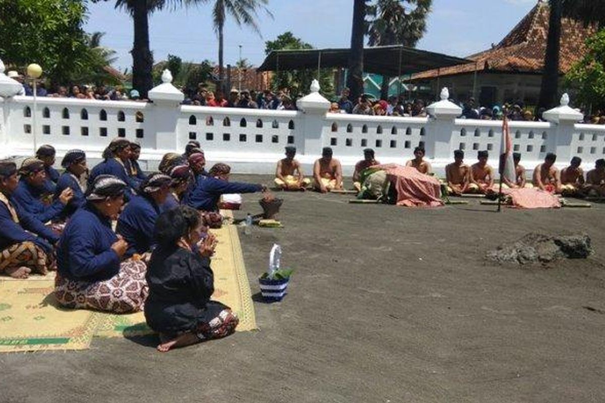 Cepuri Parangkusumo, tempat Upacara Labuhan Parangkusumo yang merupakan Hajad Dalem Keraton Yogyakarta yang dihelat di Pantai Parangkusumo.

