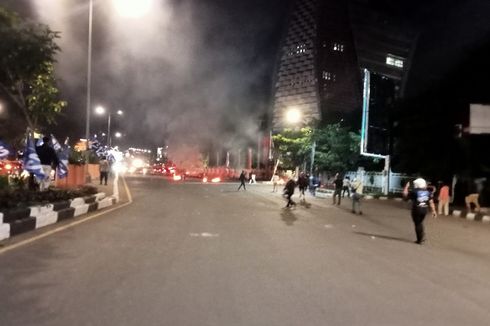 Demo Ricuh Hardiknas di Makassar, 1 Polisi Kena Lemparan Batu