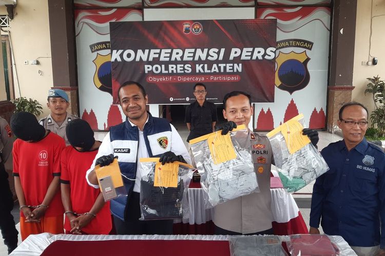 WP (24) dan EWP (24) pelaku pencurian dengan kekerasan yang mengakibatkan korban, Sukarmi Tarno Pawiro (82) hingga tewas karena ingin mengambil hartanya dihadirkan dalam konferensi pers di Mapolres Klaten, Jawa Tengah, Senin (24/6/2024).