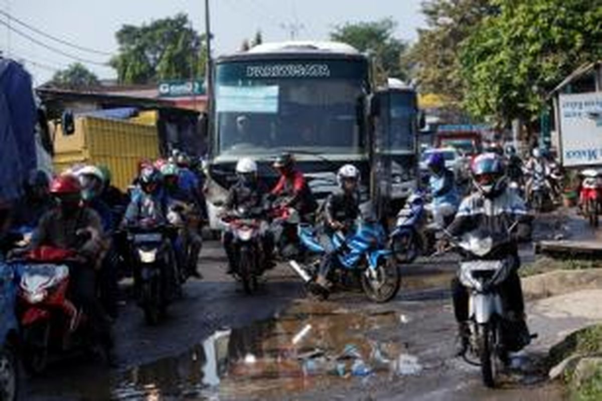 Kemacetan panjang terjadi di Jalan Martadinata, Tangerang Selatan, Kamis (3/4). Kemacetan terjadi karena adanya penyempitan jalur akibat jalan dari dua arah rusak parah. Kompas/Lucky Pransiska (UKI) 03-04-2104 