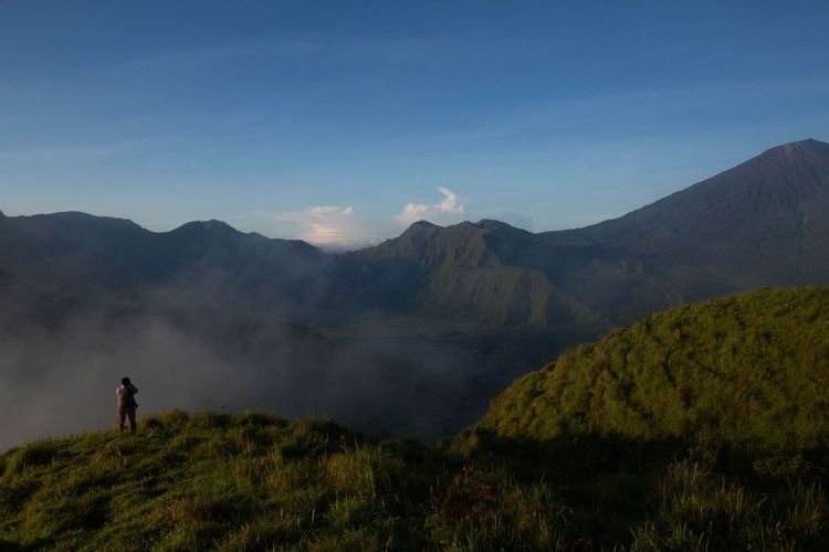 Lanskap Gunung Rinjani terlihat dari puncak Bukit Pergasingan, Lombok Timur, Nusa Tenggara Barat, Kamis (19/3/2015). Puncak Bukit Pergasingan menjadi pilihan wisata trekking di Lombok Timur untuk menyaksikan matahari terbit dan lanskap Gunung Rinjani. KOMPAS IMAGES/KRISTIANTO PURNOMO