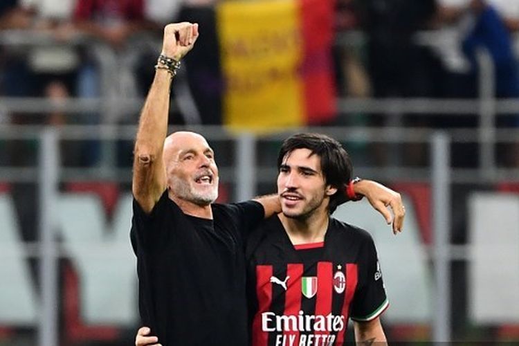 Stefano Pioli (kiri) bersama Sandro Tonali (kanan) berselebrasi usai laga AC Milan vs Inter Milan di San Siro pada Sabtu (3/9/2022). AC Milan akan menjamu Monza pimpinan Presiden Silvio Berlusconi pada pekan ke-11 Liga Italia di Stadion San Siro, Sabtu (22/10/2022). (Photo by Isabella BONOTTO / AFP)