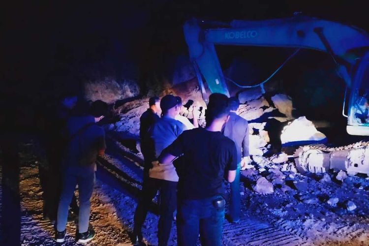 Petugas melakukan olah tempat kejadian perkara yang menyebabkan dua pekerja pertambangan batu KN (35) dan RM (52) tewas tertimbun longsor material batu di Kampung Cibaga, Desa Mangunreja, Kecamatan Puloampel, Kabupaten Serang, Banten.