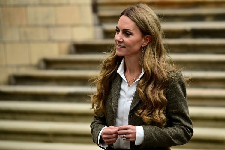 Princess of Wales, Catherine Middleton atau Kate Middleton memperlihatkan rambut pirangnya saat mengunjungi taman yang baru selesai direnovasi di Natural History Museum di London, Inggris, pada Kamis (4/9/2025).