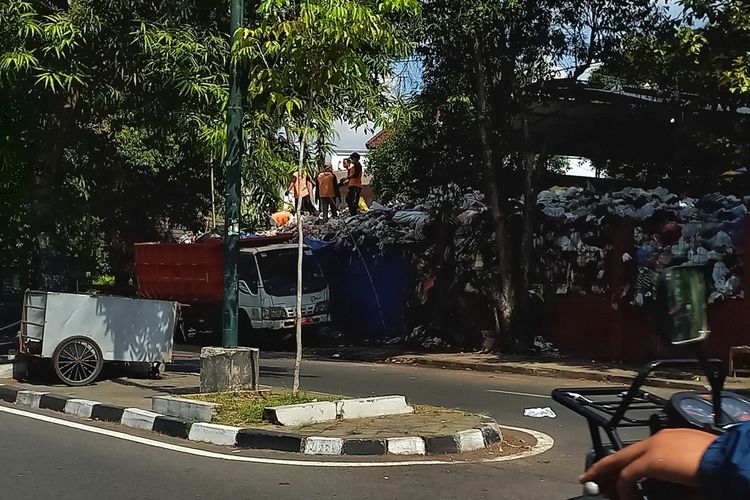 SAMPAH: Tumpukan sampah terlihat di depo sampah Mandala Krida, Yogyakarta, Sabtu (22/6/2024)