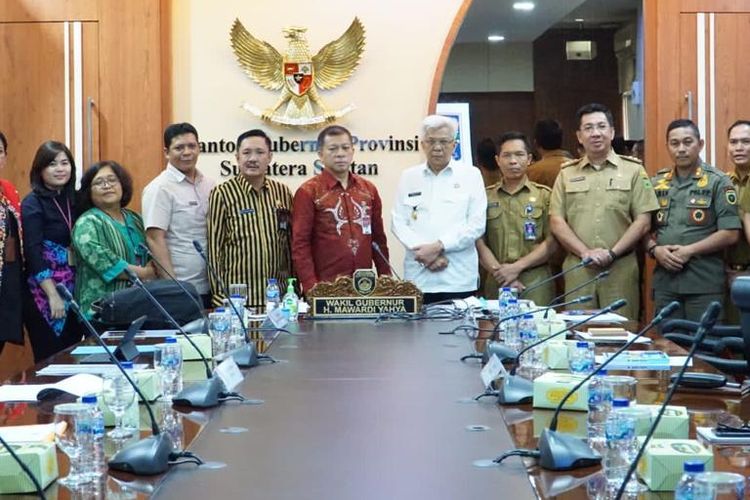Wakil Gubernur (Wagub) Sumatera Selatan (Sumsel) Mawardi Yahya bersama organisasi perangkat daerah (OPD) Pemerintah Provinsi Sumsel berfoto bersama Tim Inspektorat JKDN RI di Ruang Rapat Gubernur Sumsel, Palembang, Senin (10/7/2023).