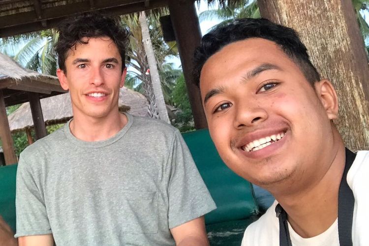 Momen Slamet berfotoan dengan Marquez