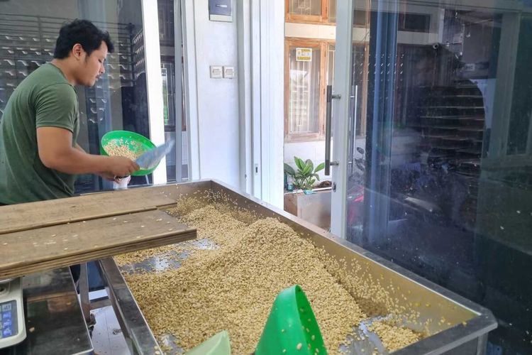 Dollar Meroket, Daya Beli Menurun, Perajin Tempe di Kabupaten Bandung Siasati Kecilkan Ukuran