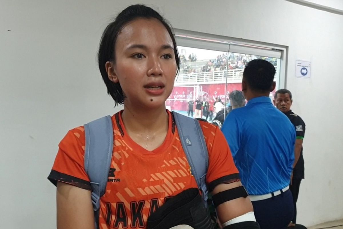 Cindy Tiara Berliyan atlet voli dari tim DKI Jakarta saat diwawancarai di venue Bola Voli Indoor, di Desa Sena, Kabupaten Deli Serdang pada Jumat (13/9/2024).