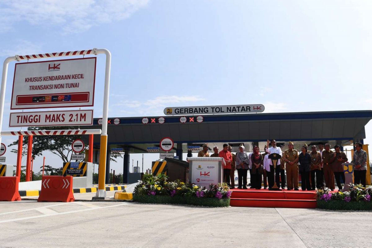 Presiden Joko Widodo memberikan sambutan ketika. meresmikan tol Trans Sumatera ruas Bakauheni-Terbanggi Besar di Gerbang Tol Natar, Lampung Selatan, Lampung, Jumat (8/3/2019). Presiden meresmikan Jalan Tol Trans Sumatera ruas Bakauheni - Terbanggi Tinggi Besar sepanjang 140,9 KM dalam rangka konektivitas dan percepatan jalur distribusi dari Pulau Jawa ke Sumatera atau sebaliknya.