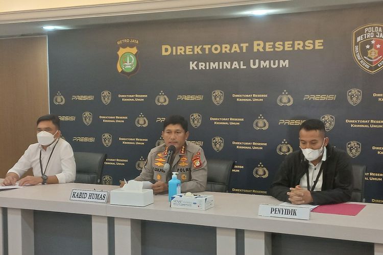 Kabid Humas Polda Metro Jaya Kombes Endra Zulpan (tengah) saat konferensi pers penangkapan pelaku pembegalan di kawasan Bekasi, Senin (13/6/2022) di Mapolda Metro Jaya.