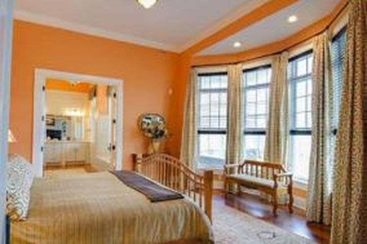 Pemilihan warna kamar tidur yang tepat, bisa membangkitkan semangat kala bangun tidur.