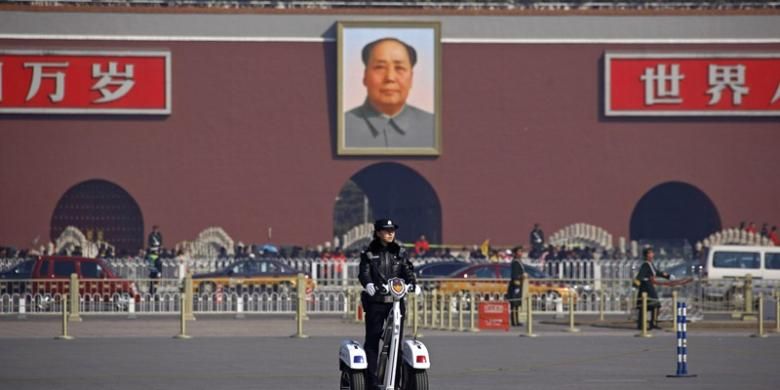 Foto Mao Zedong terpampang seakan mengawasi warga China yang berada di Lapangan Tiananmen.