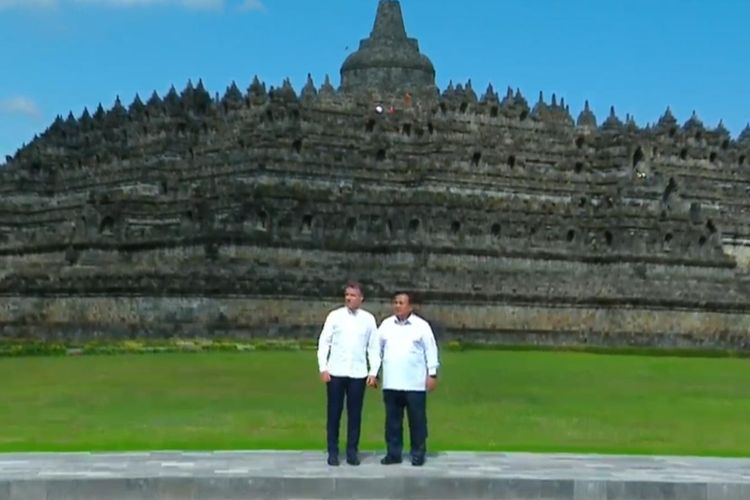 Momen Hangat Prabowo Antar Macron ke Puncak Borobudur