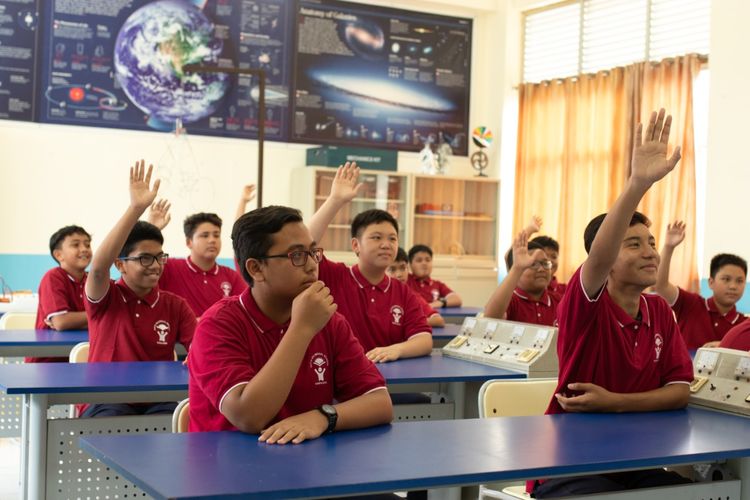 Sebutkan beberapa contoh pelaksanaan hak yang tidak tepat di lingkungan rumah