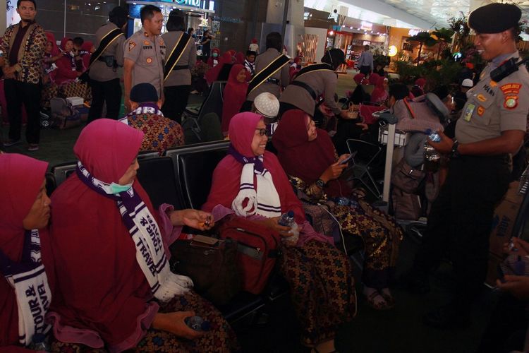 Sejumlah anggota polisi Polres Bandara Soekarno Hatta menghibur para calon jamaah umrah asal Lombok yang gagal berangkat ke Tanah Suci dengan membagikan makanan dan minuman di Terminal 3 Bandara Soekarno Hatta, Tangerang, Banten, Kamis (27/2/2020). Kegiatan tersebut dilakukan untuk menghibur calon jamaah umrah yang gagal berangkat akibat ditutupnya pintu masuk ke Kerajaan Arab Saudi guna menghindari penyebaran virus corona. ANTARA FOTO/Muhammad Iqbal/aww.