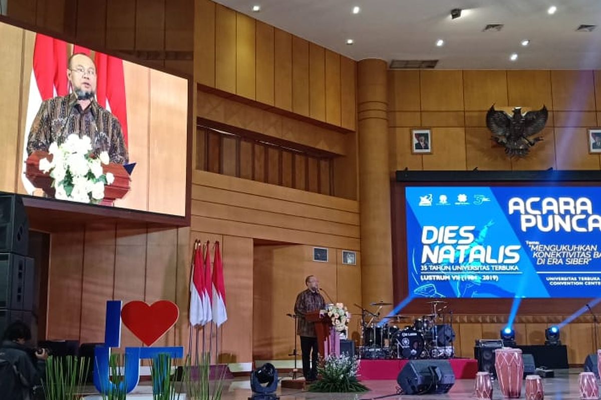 Universitas Terbuka (UT) menggelar Dies Natalis ke-35 mengangkat tema Mengukuhkan Konektivitas Bangsa di Era Siber di UT Convention Centre (UTCC), Tangerang Selatan (Tangsel), Rabu (4/9/2019). 