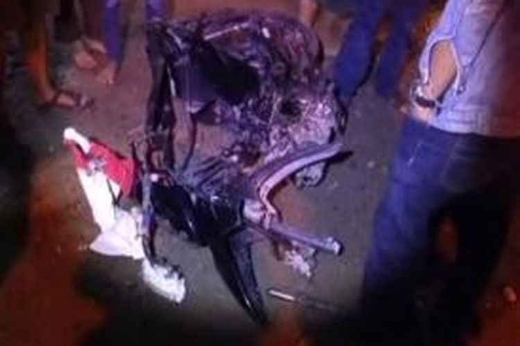 Diseruduk mobil honda Jazs seorang penegmudi motor tewas terseret di jalan raya hingga puluhan meter, Rabu dinihari tadi (19/11) 
