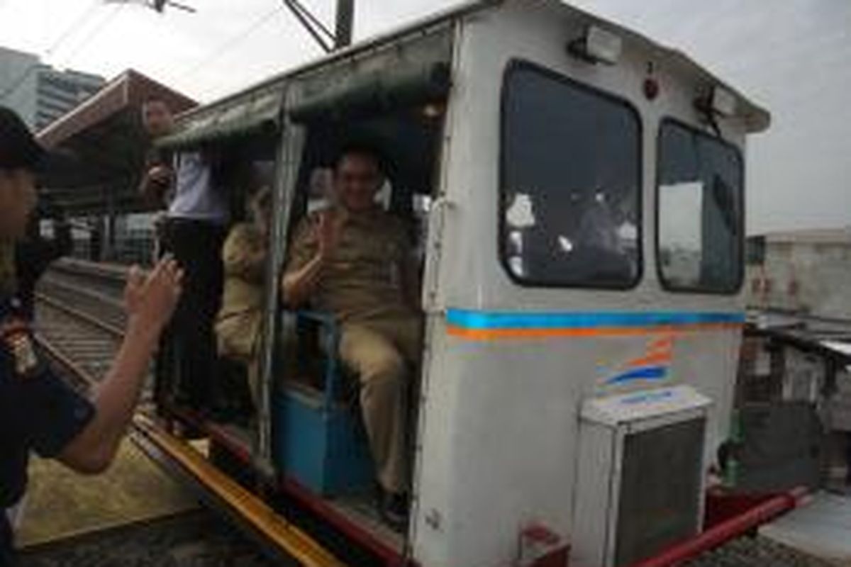 Gubernur DKI Jakarta Basuki Tjahaja Purnama saat sedang berada di kereta mini untuk melakukan kunjungan kerja ke kawasan sekitar Stasiun Kampung Bandan, Rabu (10/6/2015). Kunjungan kerja dilakukan untuk meninjau lahan yang nantinya akan dijadikan depo MRT dan Rusunawa.