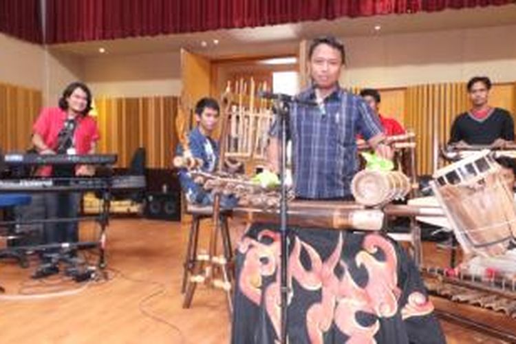 Artis musik Vicky Sianipar (berbaju merah di balik keyboard) berlatih bersama Langir Badong untuk penampilan Asyiiik Fest yang akan digelar di Cinere, Depok, Sabtu (5/10/2013).