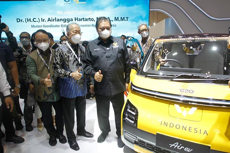 Menko Perekonomian RI Airlangga Hartarto meresmikan produksi kendaraan listrik pertama Wuling, Air ev. 

