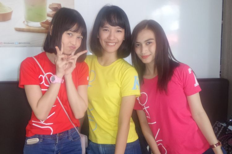 Melody (kanan), Bebi (tengah), dan Feni (kiri) dari JKT48 di KFC Margonda, Depok, Jawa Barat, pada Selasa (25/7/2017).
