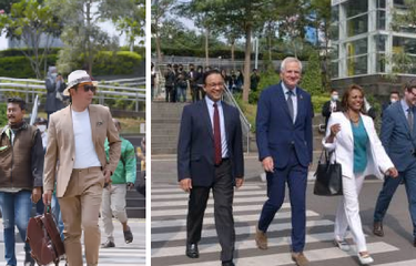 Momen Gubernur Jawa Barat Ridwan Kamil dan Gubernur DKI Jakarta Anies Baswedan catwalk di Dukuh Atas. 