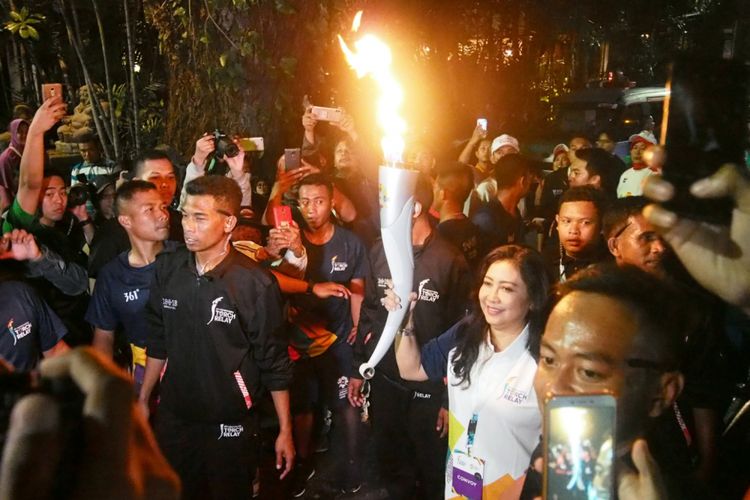 Lilies Handayani, atlet panahan peraih medali perak Olimpiade 1988 saat membawa Obor Asian Games dalam Torch Relay Obor Asian Games 2018 di Balai Kota Malang, Jumat (20/7/2018) malam.