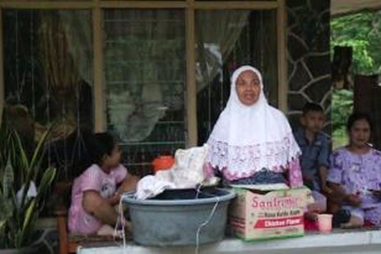 Halimah terpaksa membatalkan pesta pernikahan karena rumahnya di Aceh Utara direndam banjir.